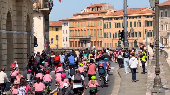 Partecipanti di Bimbimbici Verona in pedalata sicura nel centro storico