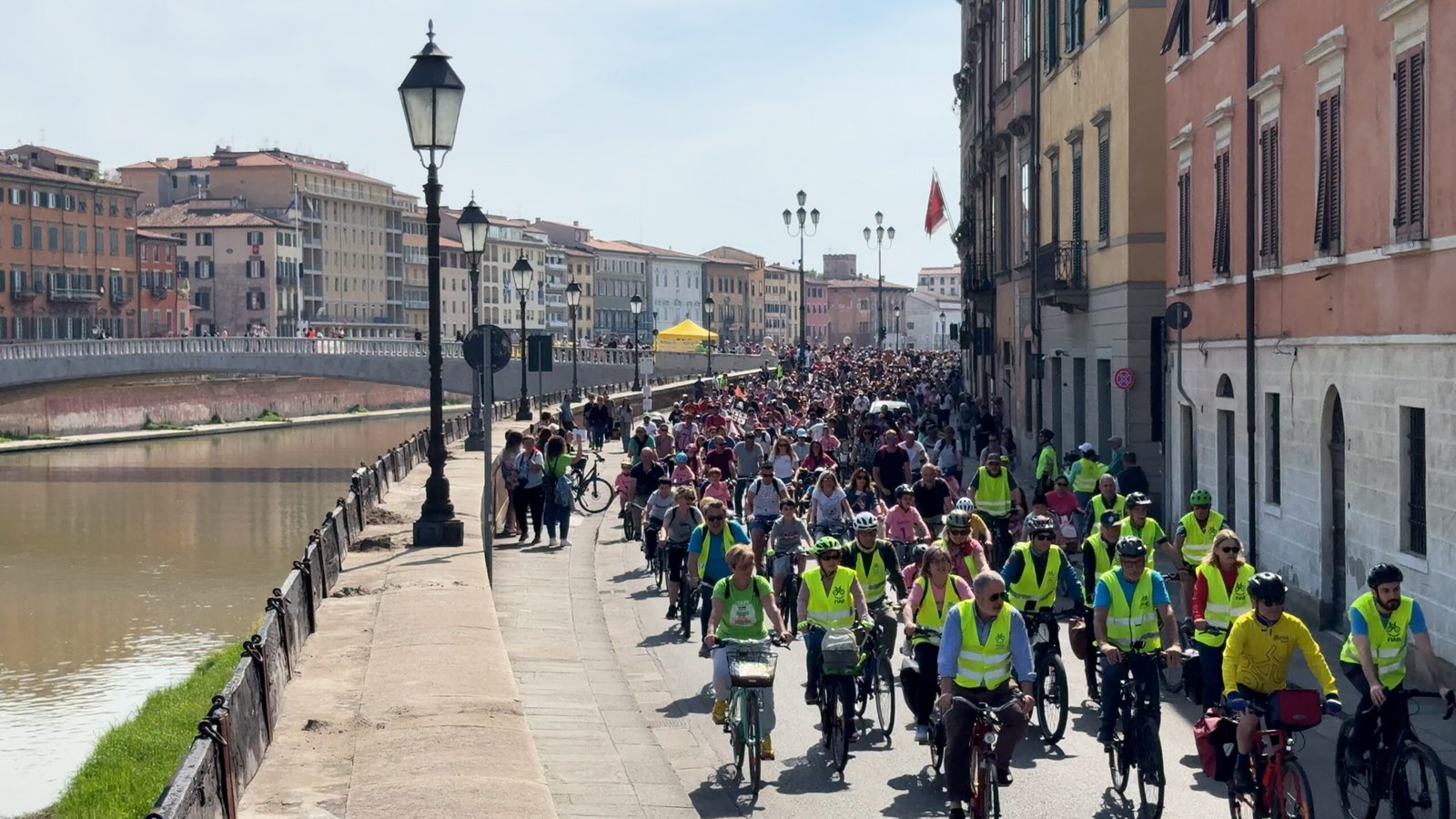 Partecipanti alla pedalata Bimbimbici lungo l'Arno a Pisa