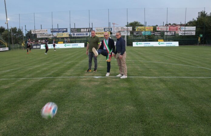Calcio d'inizio della prima serata del 46° Torneo di Polpenazze 2026