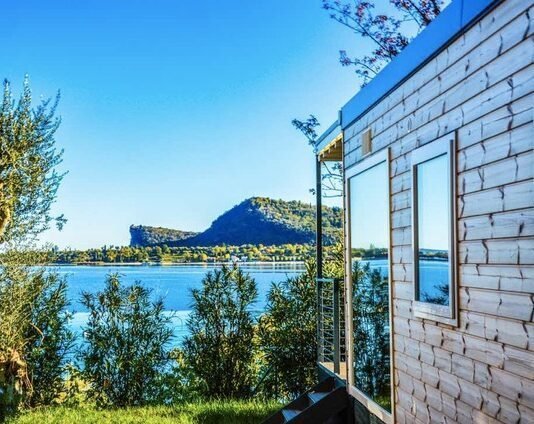 Veduta del lago di Garda dal camping Europa Silvella a San Felice del Benaco.