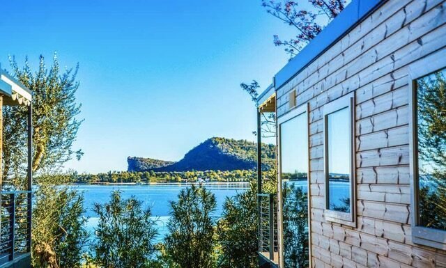Veduta del lago di Garda dal camping Europa Silvella a San Felice del Benaco.