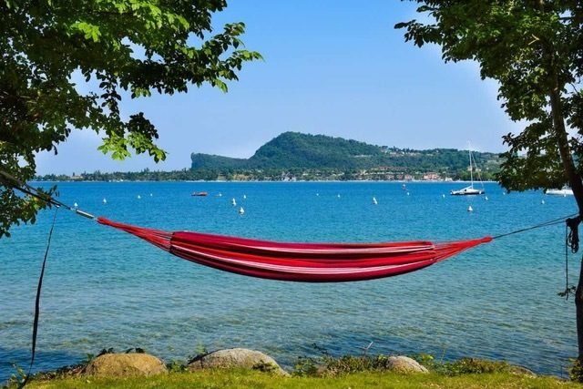 Amaca rossa sul lago di Garda a San Felice del Benaco, Camping Europa Silvella.