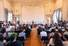 Premiazione a Desenzano del Garda del 2° concorso letterario Un cielo di racconti Premiazione del concorso letterario Desenzano nella sala storica comunale.