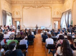 Premiazione del concorso letterario Desenzano nella sala storica comunale.