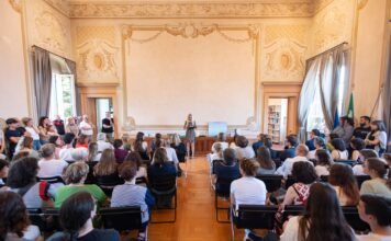 Premiazione del concorso letterario Desenzano nella sala storica comunale.