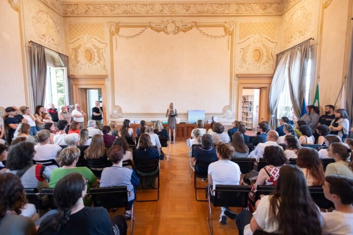 Premiazione del concorso letterario Desenzano nella sala storica comunale.
