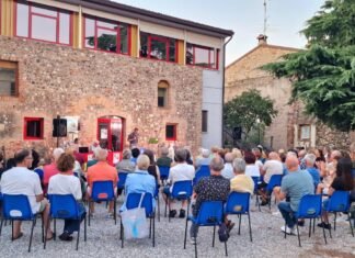 Pubblico seduto all'aperto durante evento culturale a Montichiari estate Monteclarense.
