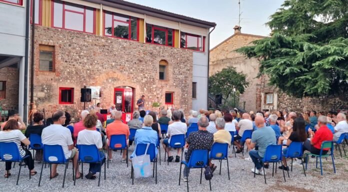 Pubblico seduto all'aperto durante evento culturale a Montichiari estate Monteclarense.