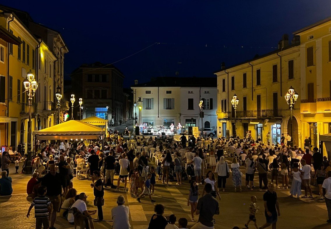 Concerto serale in piazza a Montichiari per Estate Monteclarense 2026.