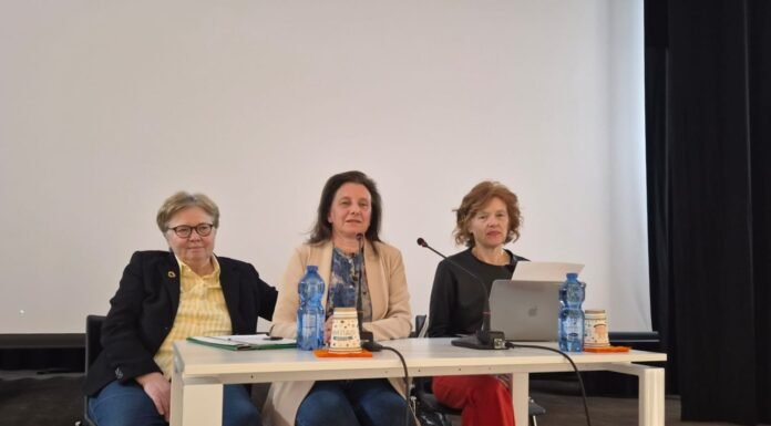 Calcinato inaugura Libera Università LUniCa per l’educazione permanente Relatrici durante l'inaugurazione della Libera Università LUniCa a Calcinato.
