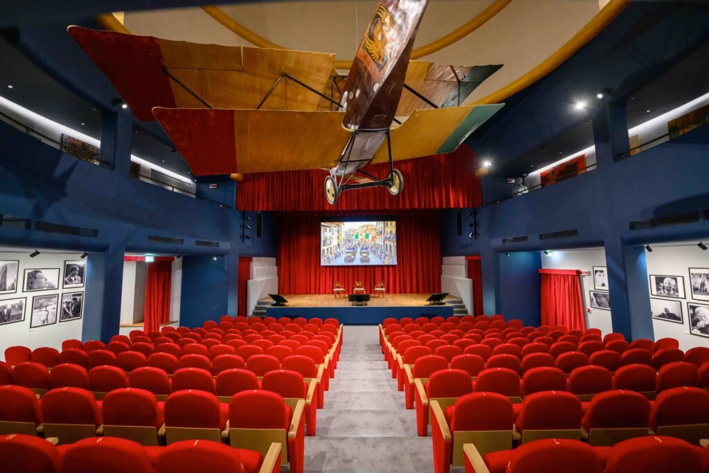 Sala teatrale con aereo sospeso al Vittoriale di Gardone Riviera
