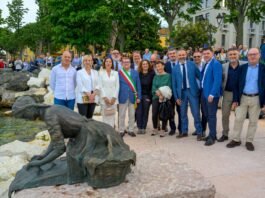 Desenzano, inaugurata la nuova passeggiata a lago da 3,14 milioni di euro Autorità e cittadini durante l'inaugurazione della passeggiata lago Desenzano