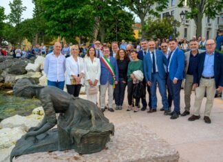 Autorità e cittadini durante l'inaugurazione della passeggiata lago Desenzano