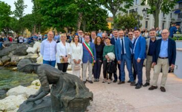 Desenzano, inaugurata la nuova passeggiata a lago da 3,14 milioni di euro Autorità e cittadini durante l'inaugurazione della passeggiata lago Desenzano