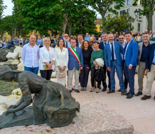 Autorità e cittadini durante l'inaugurazione della passeggiata lago Desenzano