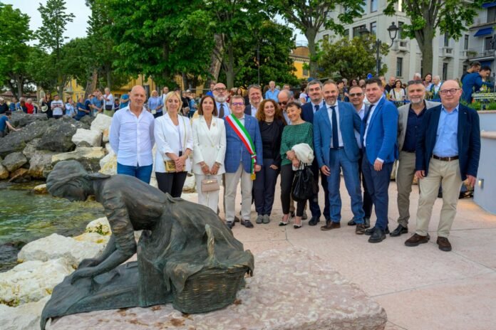 Autorità e cittadini durante l'inaugurazione della passeggiata lago Desenzano