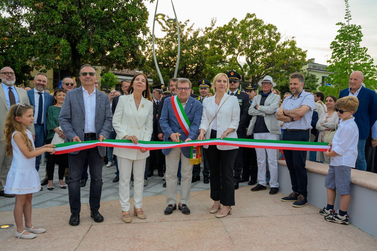 Desenzano, inaugurata la nuova passeggiata a lago da 3,14 milioni di euro 1 Il sindaco di Desenzano taglia il nastro alla nuova passeggiata lago.