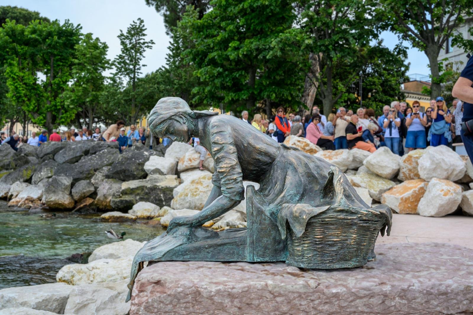 Desenzano, inaugurata la nuova passeggiata a lago da 3,14 milioni di euro 2 Foto di passeggiata lago Desenzano