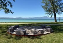 PIETRA&Co. 2026: A Sirmione l’arte contemporanea celebra l’«Intelligenza Naturale» Area con sedute in pietra sul lungolago di Sirmione per progetto PIETRA&Co.