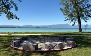 Area con sedute in pietra sul lungolago di Sirmione per progetto PIETRA&Co.
