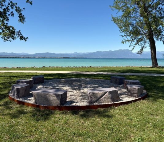 Area con sedute in pietra sul lungolago di Sirmione per progetto PIETRA&Co.