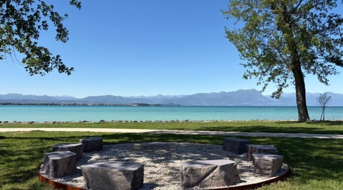 Area con sedute in pietra sul lungolago di Sirmione per progetto PIETRA&Co.