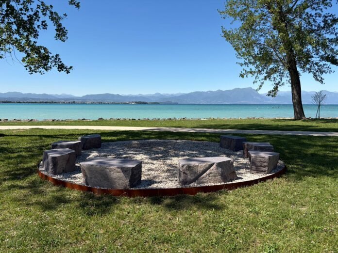 Area con sedute in pietra sul lungolago di Sirmione per progetto PIETRA&Co.