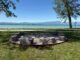PIETRA&Co. 2026: A Sirmione l’arte contemporanea celebra l’«Intelligenza Naturale» Area con sedute in pietra sul lungolago di Sirmione per progetto PIETRA&Co.