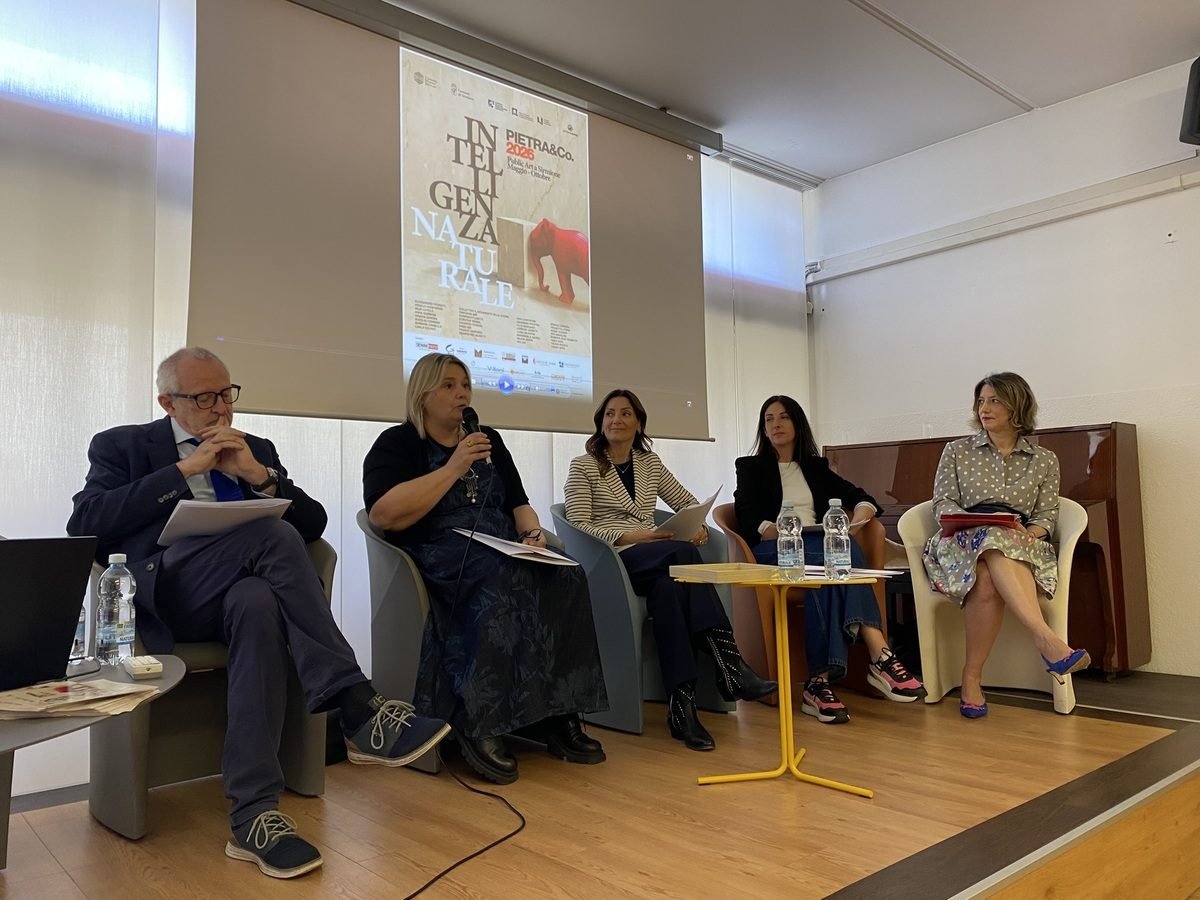 Presentazione del progetto PIETRA&Co. 2026 di Public Art a Sirmione