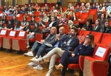 Ragazzi e adulti partecipano al raduno dei consigli comunali a Montichiari.