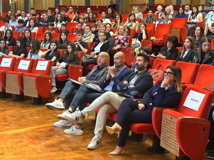 Ragazzi e adulti partecipano al raduno dei consigli comunali a Montichiari.