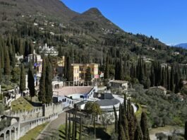 Veduta panoramica del Vittoriale degli Italiani a Gardone Riviera.