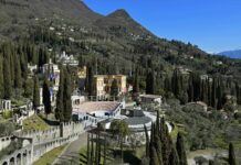 Veduta del Vittoriale degli Italiani con anfiteatro e colline circostanti a Gardone Riviera