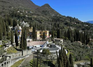 Vittoriale, presentato AvaDa 2.0 e carteggio inedito di Gabriele d’Annunzio Veduta del Vittoriale degli Italiani con anfiteatro e colline circostanti a Gardone Riviera