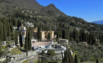 Vittoriale, presentato AvaDa 2.0 e carteggio inedito di Gabriele d’Annunzio Veduta del Vittoriale degli Italiani con anfiteatro e colline circostanti a Gardone Riviera