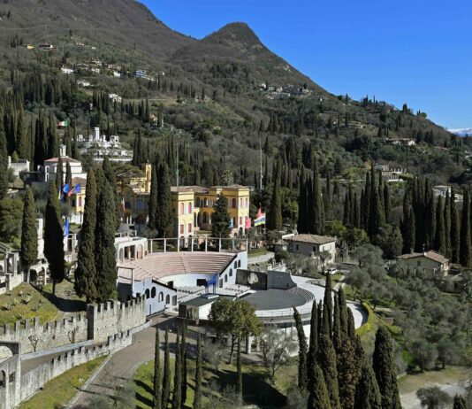 Veduta del Vittoriale degli Italiani con anfiteatro e colline circostanti a Gardone Riviera