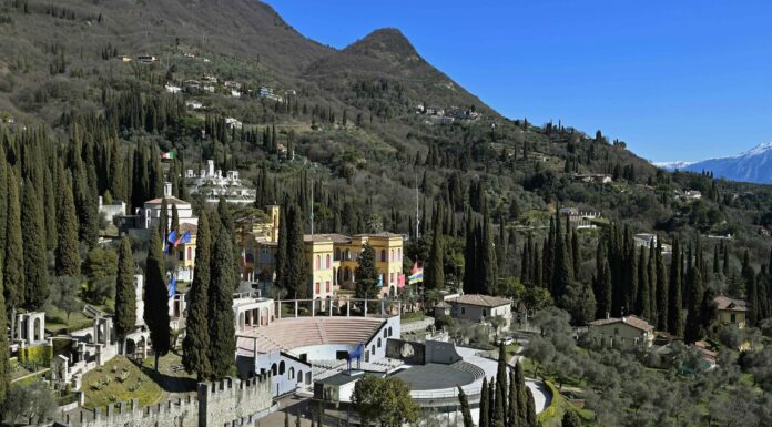 Vittoriale, presentato AvaDa 2.0 e carteggio inedito di Gabriele d’Annunzio Veduta del Vittoriale degli Italiani con anfiteatro e colline circostanti a Gardone Riviera