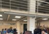 Operatori della centrale assistenza Brescia al lavoro nelle postazioni telefoniche