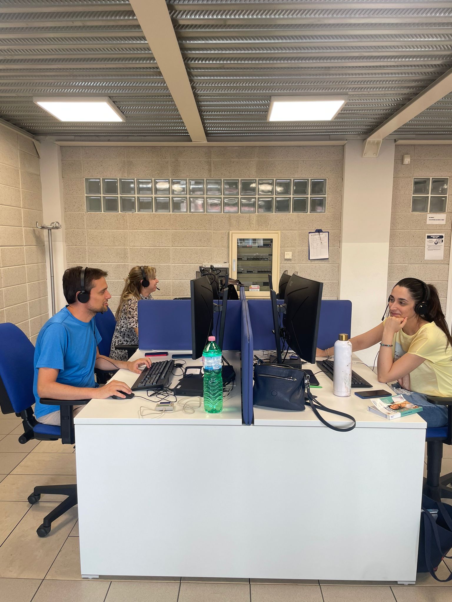 Centrale UNICA di Continuità Assistenziale attiva in tutta Brescia 1 Operatori della centrale assistenza Brescia al lavoro con cuffie e computer