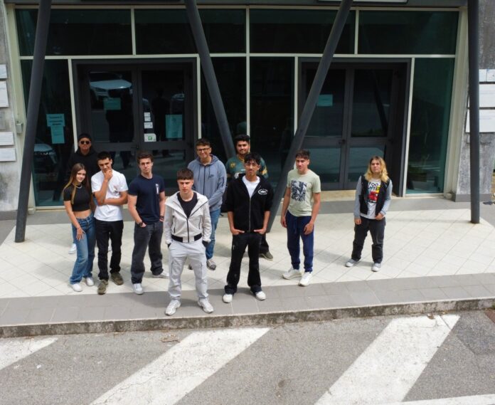 Gli studenti del Cerebotani di Lonato davanti all'istituto dopo la vittoria nazionale.
