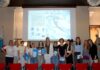 Premiazione del 2° Concorso “Un cielo di racconti” a Desenzano con 75 studenti partecipanti Premiazione del concorso racconti Desenzano con studenti e insegnanti presenti
