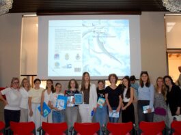 Premiazione del 2° Concorso “Un cielo di racconti” a Desenzano con 75 studenti partecipanti Premiazione del concorso racconti Desenzano con studenti e insegnanti presenti