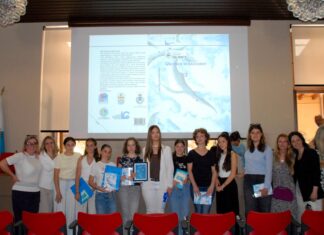 Premiazione del 2° Concorso “Un cielo di racconti” a Desenzano con 75 studenti partecipanti Premiazione del concorso racconti Desenzano con studenti e insegnanti presenti