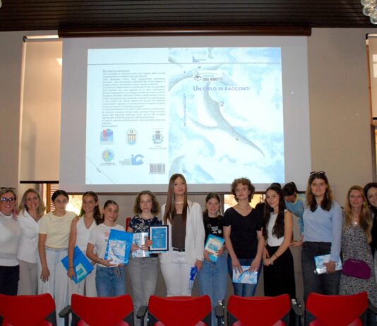 Premiazione del concorso racconti Desenzano con studenti e insegnanti presenti