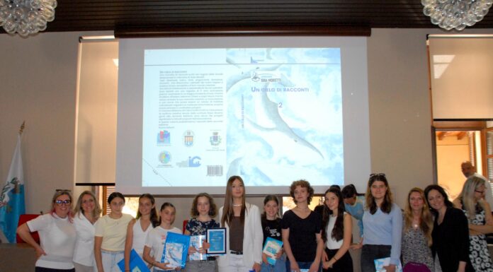 Premiazione del 2° Concorso “Un cielo di racconti” a Desenzano con 75 studenti partecipanti Premiazione del concorso racconti Desenzano con studenti e insegnanti presenti