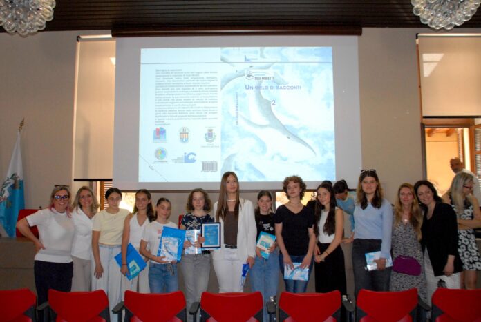 Premiazione del concorso racconti Desenzano con studenti e insegnanti presenti