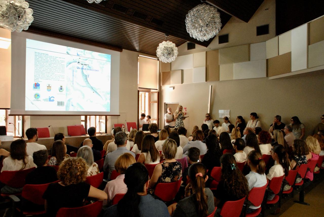 Premiazione del 2° Concorso “Un cielo di racconti” a Desenzano con 75 studenti partecipanti 1 Premiazione del 2° concorso racconti Desenzano con studenti e pubblico.