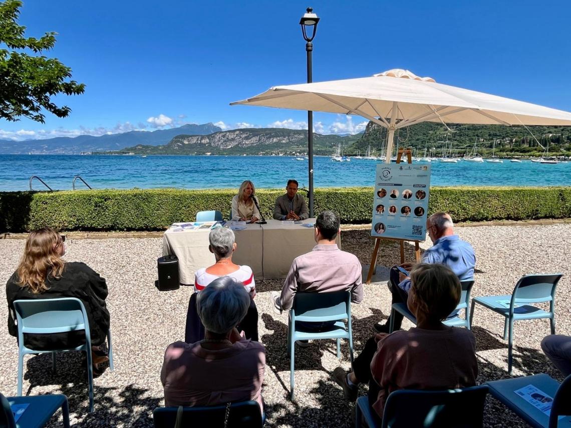 Bardolino, dal 19 al 21 giugno la XII edizione del festival Parole sull’Acqua 1 Conferenza stampa sul lungolago di Bardolino per festival Parole Bardolino.