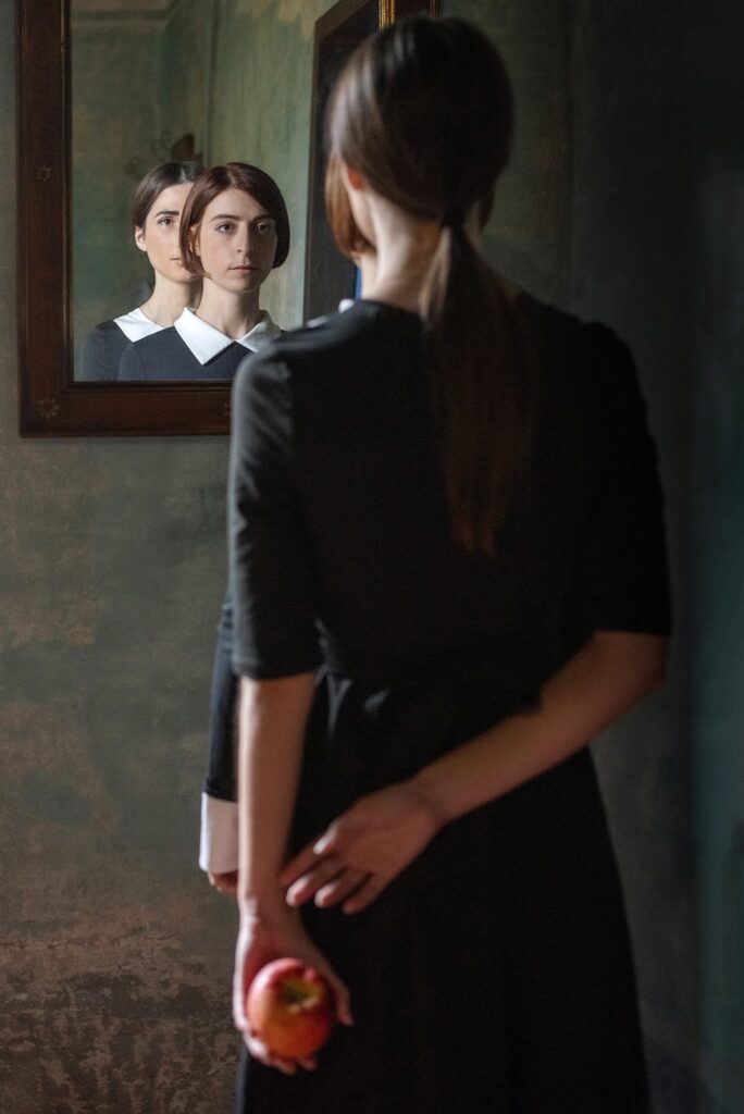 Montichiari, inaugurate due mostre con 120 opere di artisti contemporanei italiani 3 Donna con mela in mano riflessa nello specchio in mostra Montichiari