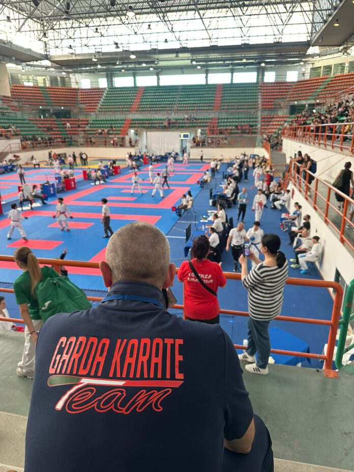 Competizione di karate nell'Open League Messina con pubblico e atleti in gara